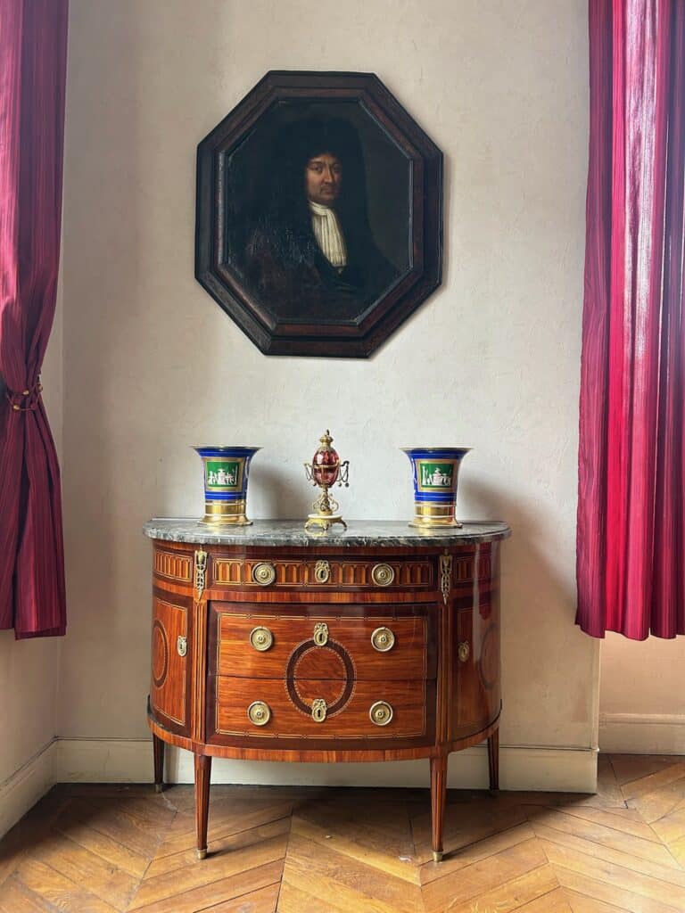 Commode marquetée surmontée d'un portrait, collections de l'Académie